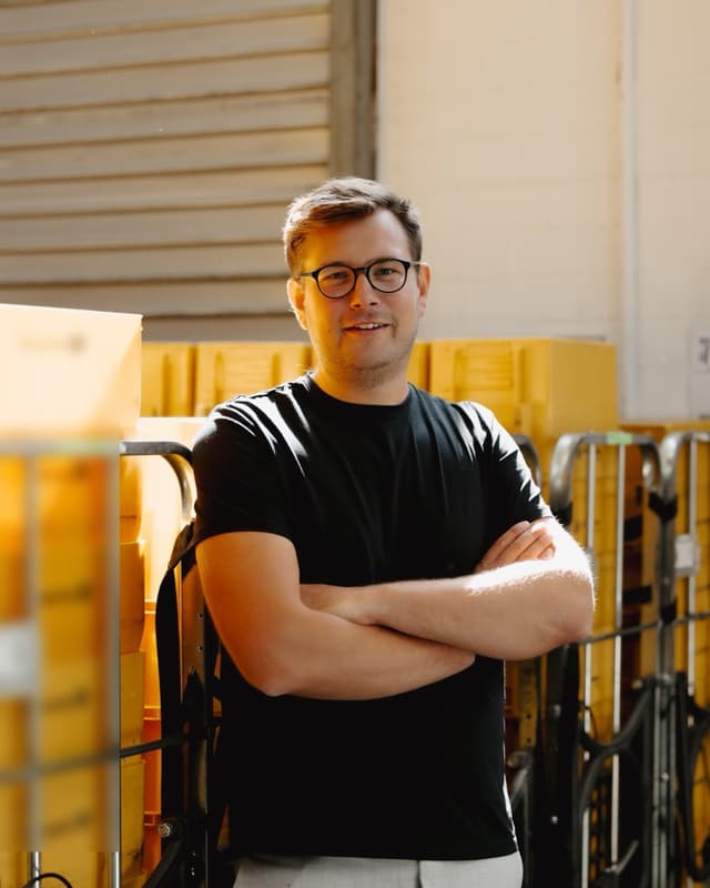 Aron Mehrholz, Gründer von Scaleheads, im Lager eines Logistikunternehmens